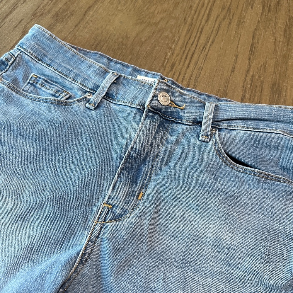 Levi Strauss Signature Gold Women’s Denim Bermuda Shorts Size 2 - Picture 2 of 9